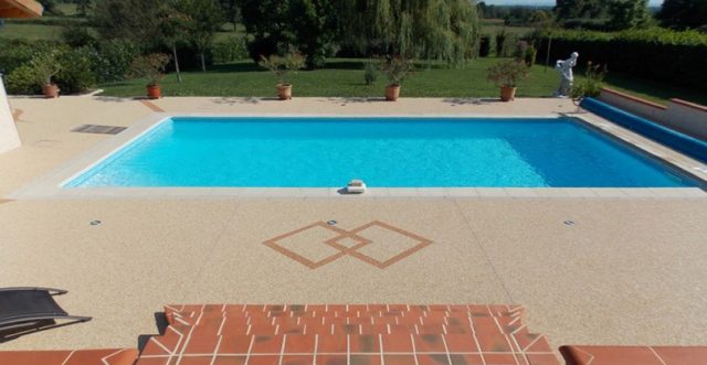 Moquette de pierre : meilleure solution pour une plage de piscine imperméable