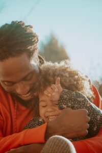 un père tient un enfant dans ses bras après un test de paternité