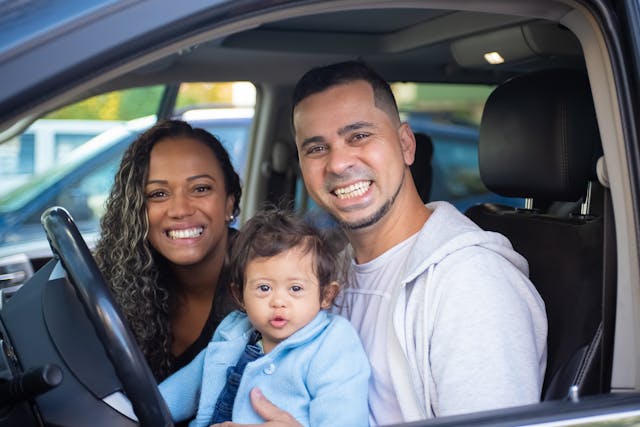 Une famille dans une berline