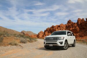 SUV Ford Explorer blanc garé