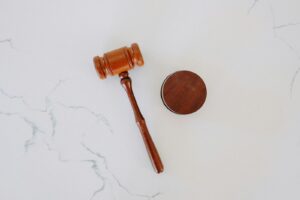 pipe à fumer en bois marron sur une surface blanche