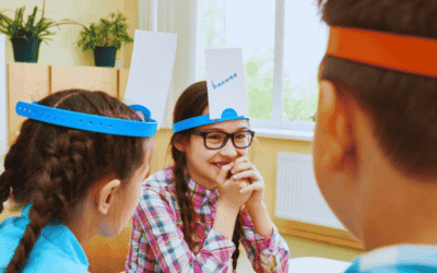 Des filles jouent avec des jeux de mots.