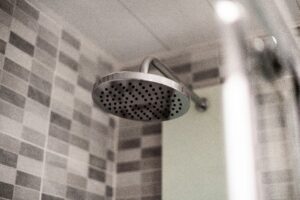 Choisir entre douche et baignoire : optimiser l'espace et le confort de votre salle de bain