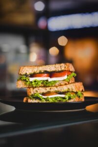 assiette noire avec sandwich